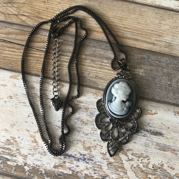 Betsey Johnson Jewelry - NEW✨ Betsey Johnson Vintage Cameo Pendant Necklace